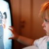 Când și cât lăsăm copiii la televizor - Omuleti Vorbareti