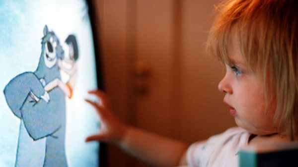 Când și cât lăsăm copiii la televizor - Omuleti Vorbareti